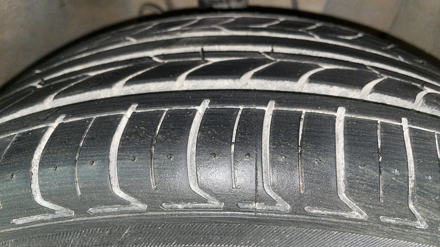 Used 2016 Hyundai Elite i20 Asta 1.4 CRDI (O) Diesel Manual tyres RIGHT FRONT TYRE TREAD VIEW