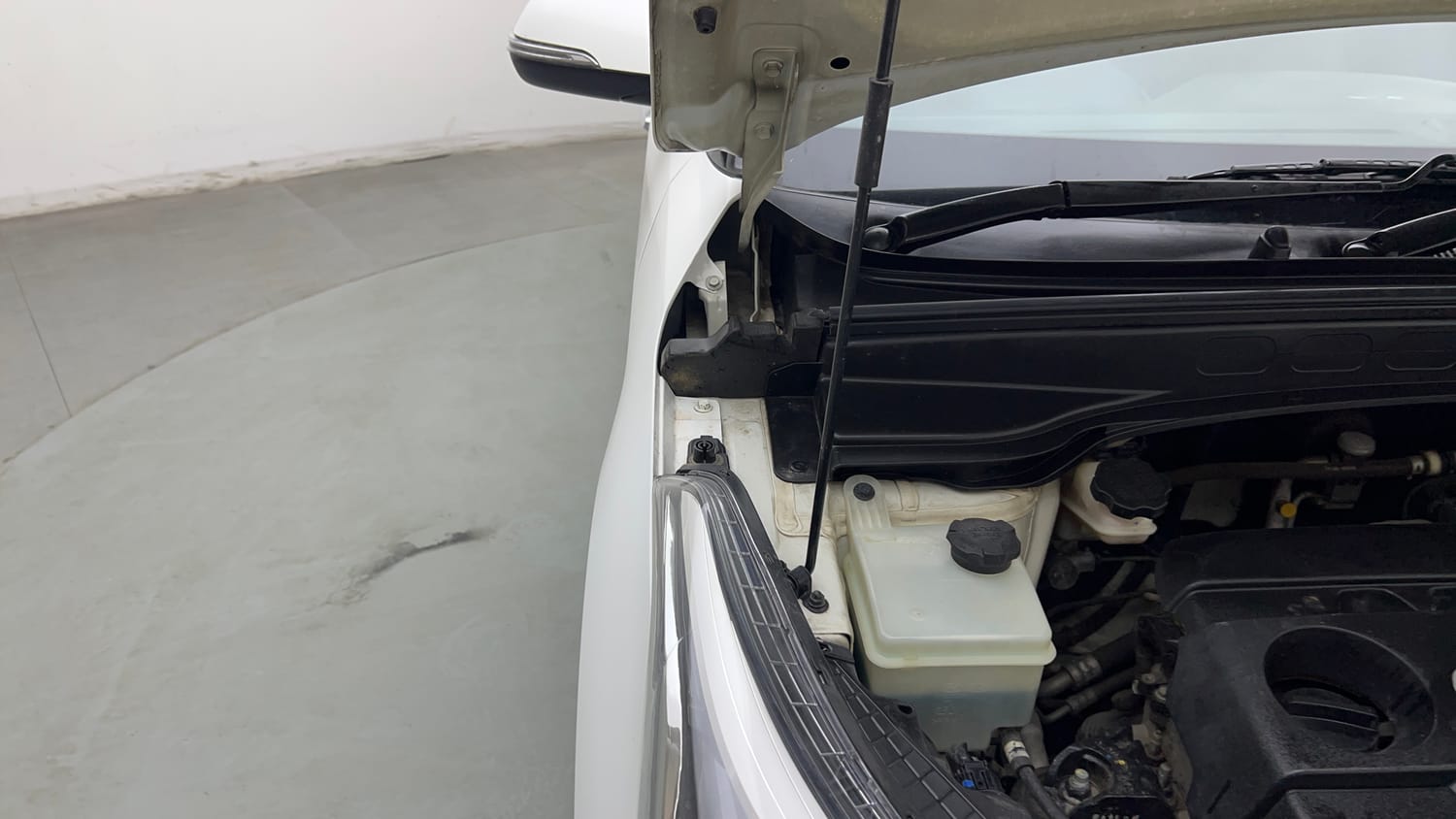 Used 2019 Hyundai Creta SX 1.6 AT CRDi Diesel Automatic engine ENGINE RIGHT SIDE HINGE & APRON VIEW
