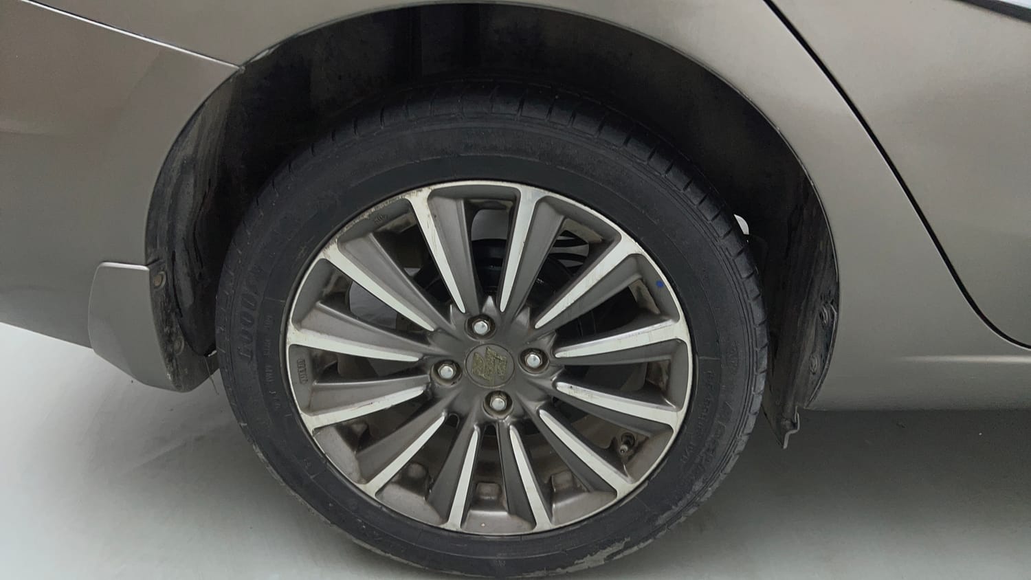 Used 2020 Maruti Suzuki Ciaz Alpha 1.5 AT Petrol Automatic tyres RIGHT REAR TYRE RIM VIEW