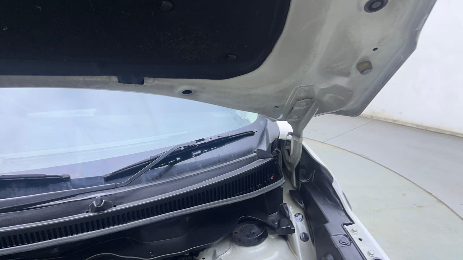 Used 2022 Maruti Suzuki XL6 Alpha MT Petrol Petrol Manual engine ENGINE LEFT SIDE HINGE & APRON VIEW