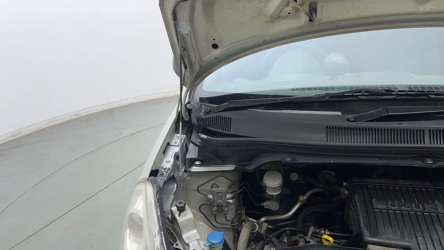Used 2015 Maruti Suzuki Ritz Vxi BS-IV Petrol Manual engine ENGINE RIGHT SIDE HINGE & APRON VIEW