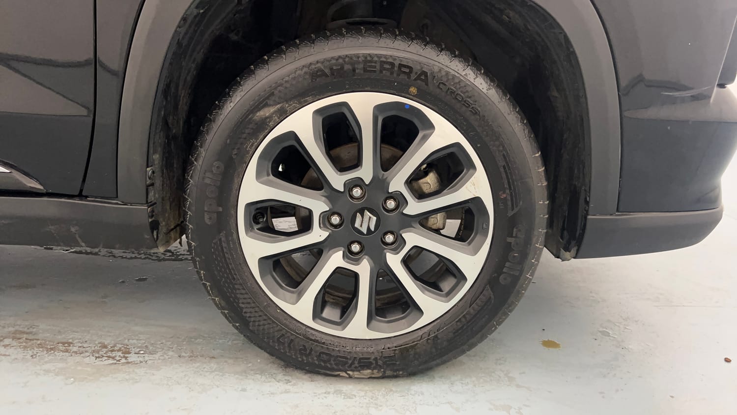 Used 2023 Maruti Suzuki Grand Vitara Zeta Smart Hybrid Petrol Manual tyres RIGHT FRONT TYRE RIM VIEW