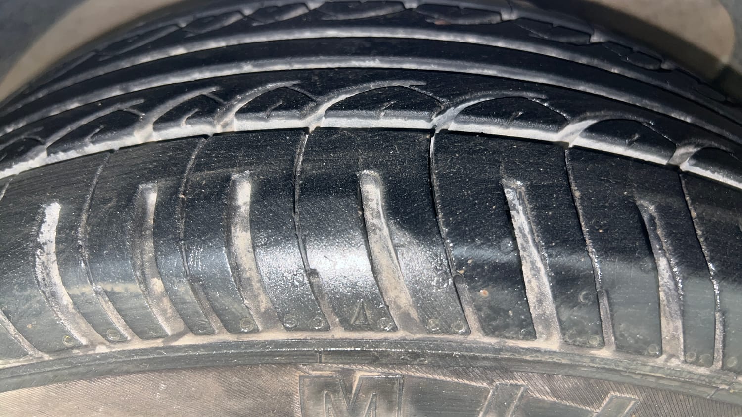 Used 2015 Ford Figo Duratec Petrol Titanium 1.2 Petrol Manual tyres RIGHT FRONT TYRE TREAD VIEW