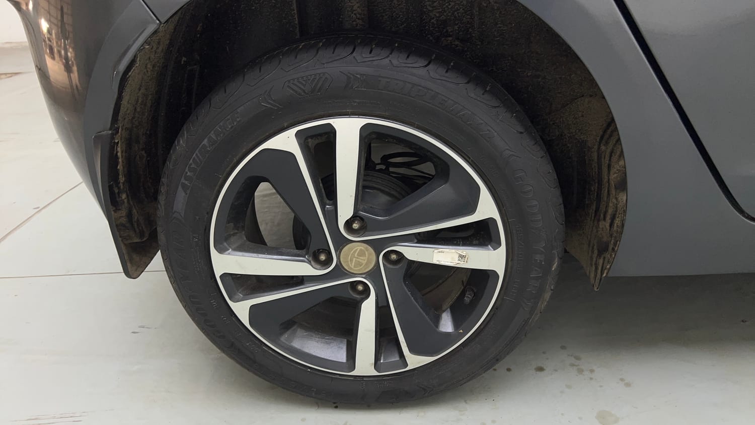 Used 2024 Tata Altroz XZ Petrol Petrol Manual tyres RIGHT REAR TYRE RIM VIEW