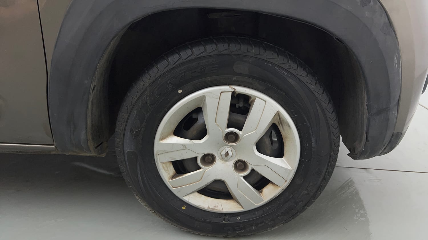 Used 2017 Renault Kwid 1.0 RXL AMT Petrol Automatic tyres RIGHT FRONT TYRE RIM VIEW
