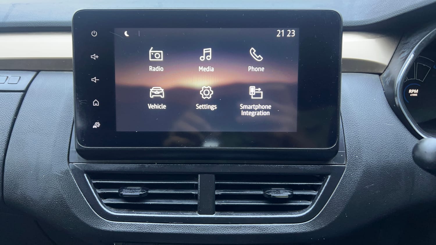 Used 2021 Renault Kiger RXT 1.0 Turbo MT Petrol Manual top_features Integrated (in-dash) music system