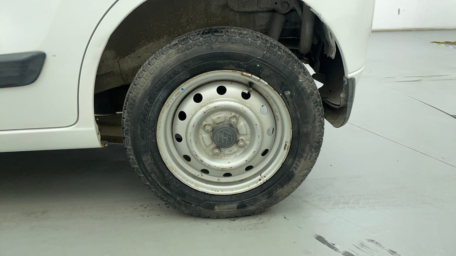 Used 2013 Maruti Suzuki Wagon R LXI Petrol Manual tyres LEFT REAR TYRE RIM VIEW