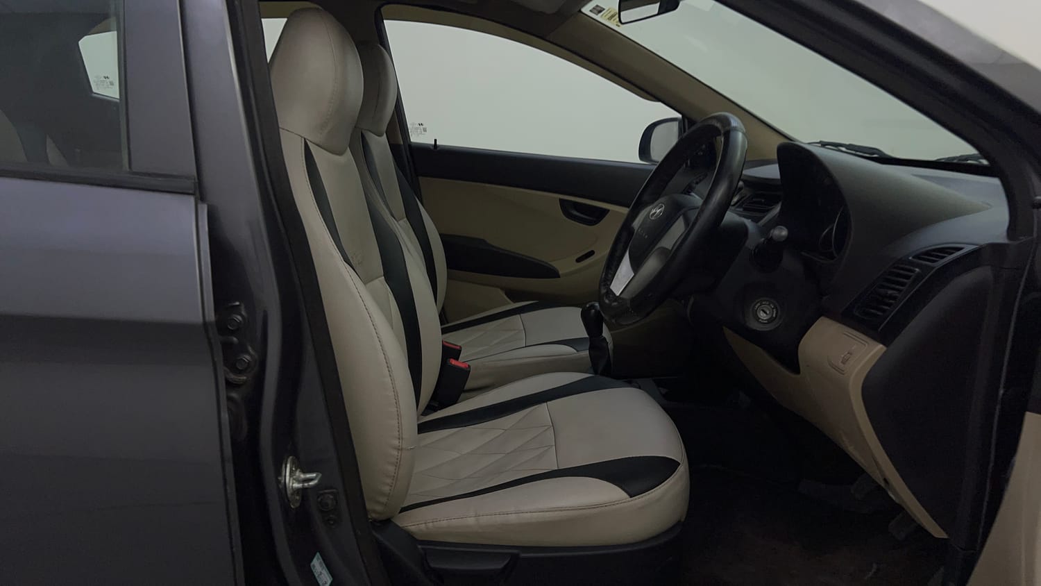 Used 2017 hyundai Eon Magna+ (O) Petrol Manual interior RIGHT SIDE FRONT DOOR CABIN VIEW
