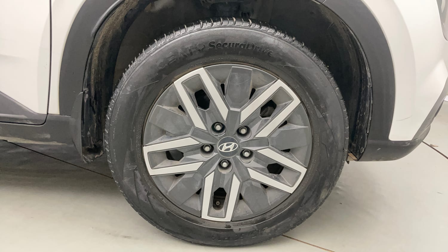 Used 2022 Hyundai Venue SX 1.0 Turbo Petrol Manual tyres RIGHT FRONT TYRE RIM VIEW