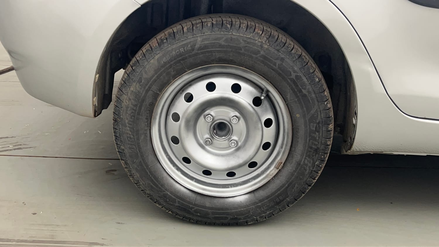 Used 2014 Maruti Suzuki Swift Dzire VXI Petrol Manual tyres RIGHT REAR TYRE RIM VIEW