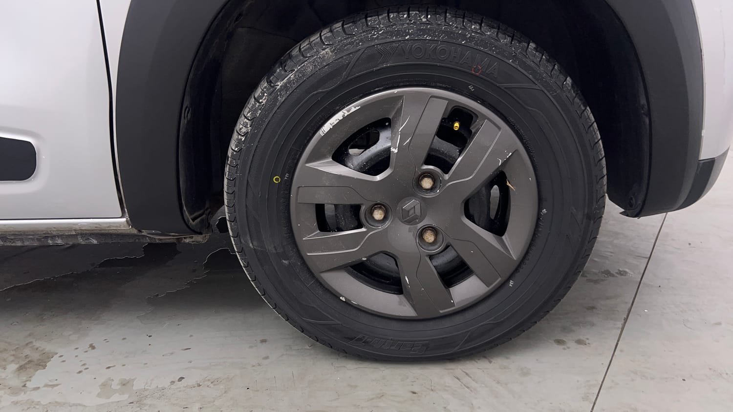 Used 2020 Renault Kwid RXT (O) 1.0 SCE Edition Petrol Manual tyres RIGHT FRONT TYRE RIM VIEW