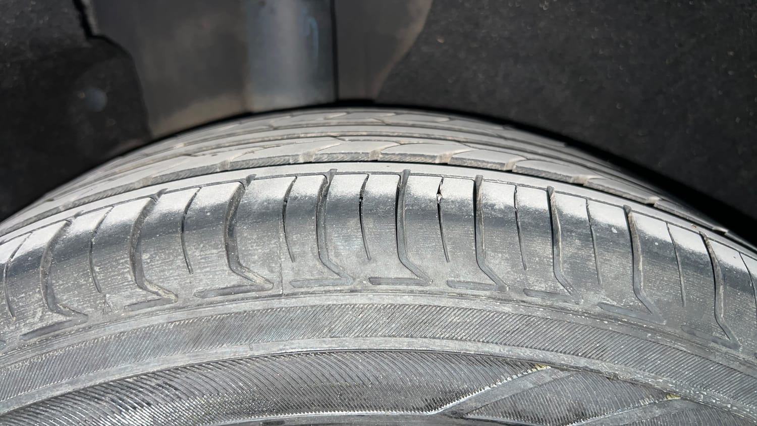 Used 2023 Kia Carens Prestige 1.4 Petrol MT 7 STR Petrol Manual tyres RIGHT REAR TYRE TREAD VIEW