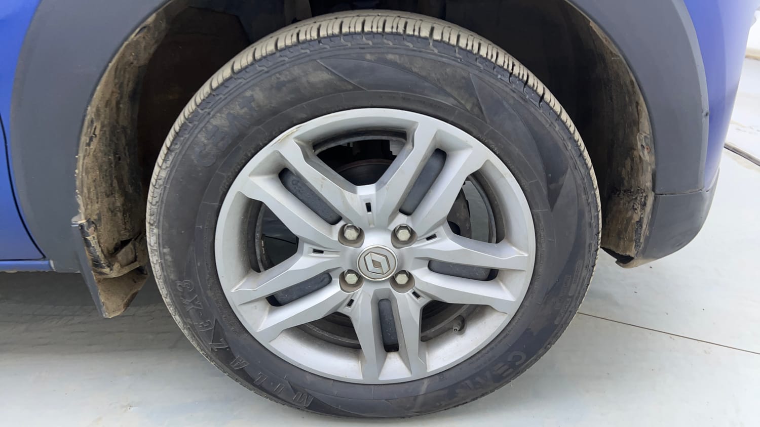 Used 2020 Renault Triber RXZ EASY-R AMT Petrol Automatic tyres RIGHT FRONT TYRE RIM VIEW
