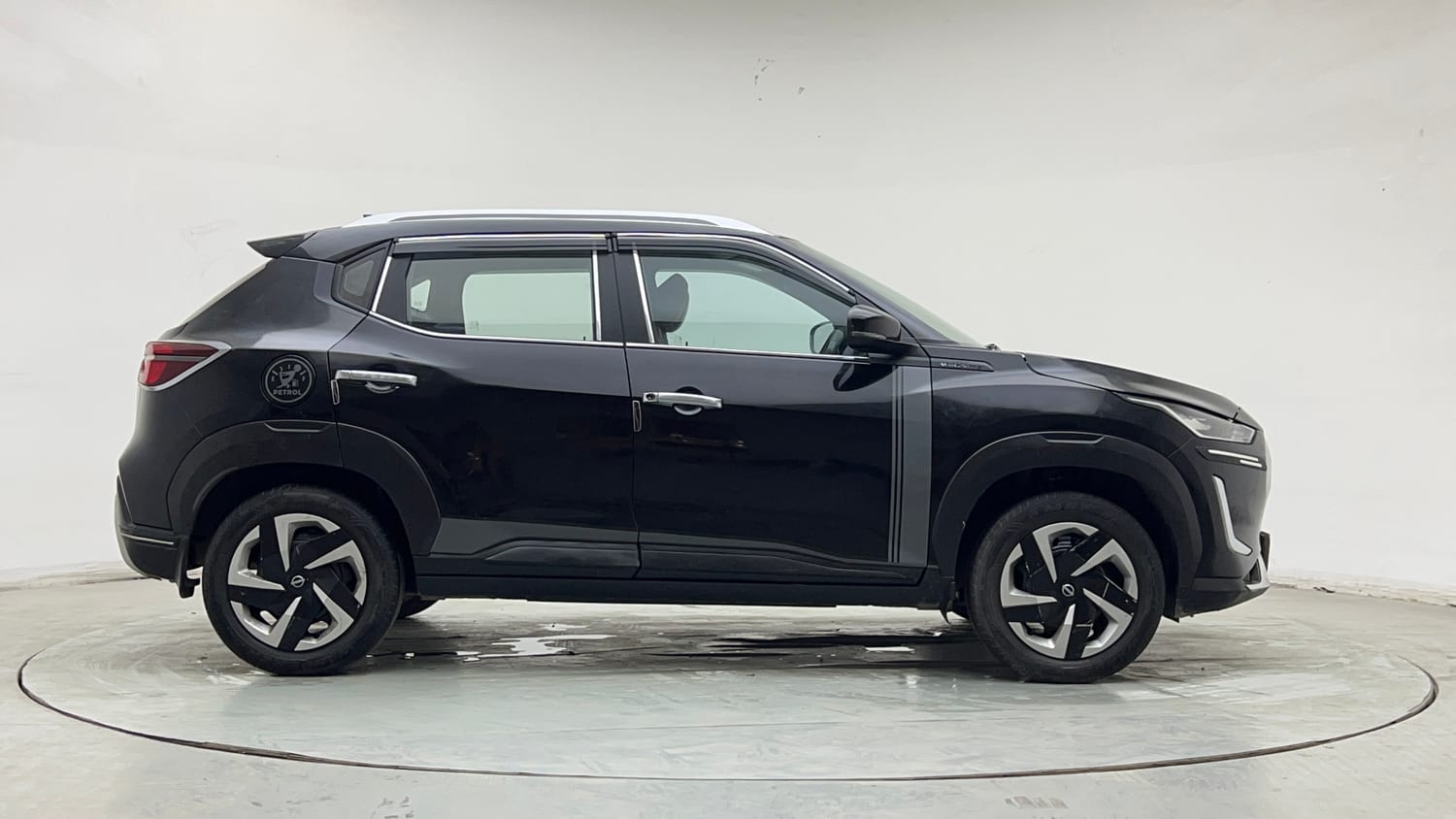 Used 2023 Nissan Magnite XL Petrol+Cng (Outside fitted) Cng Manual exterior RIGHT SIDE VIEW