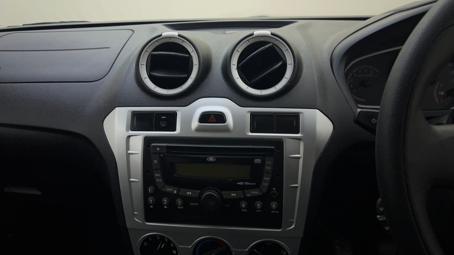 Used 2015 Ford Figo Duratec Petrol Titanium 1.2 Petrol Manual top_features Integrated (in-dash) music system