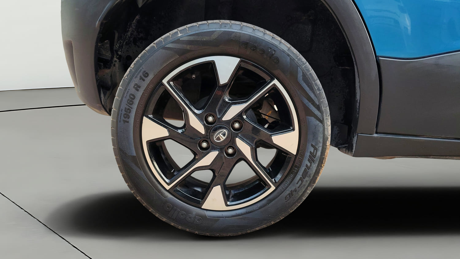 Used 2025 Tata Punch Creative Dual Tone Petrol Manual tyres RIGHT REAR TYRE RIM VIEW