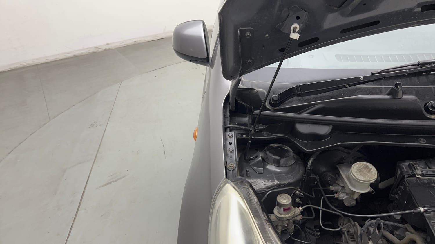 Used 2013 Maruti Suzuki A-Star ZXI Petrol Manual engine ENGINE RIGHT SIDE HINGE & APRON VIEW
