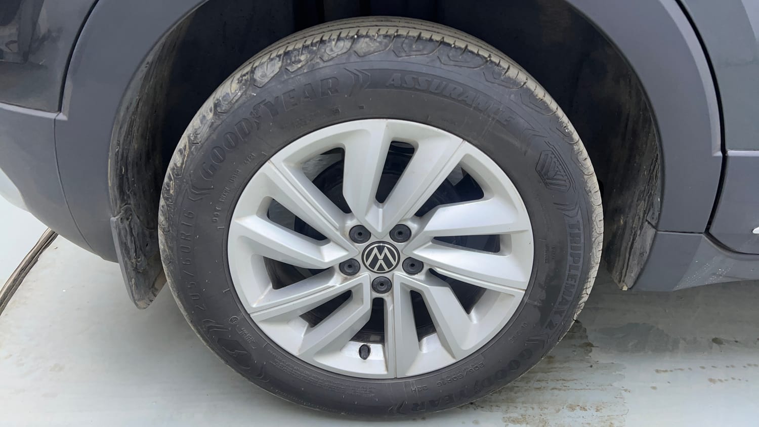 Used 2022 Volkswagen Taigun Highline 1.0 TSI MT Petrol Manual tyres RIGHT REAR TYRE RIM VIEW