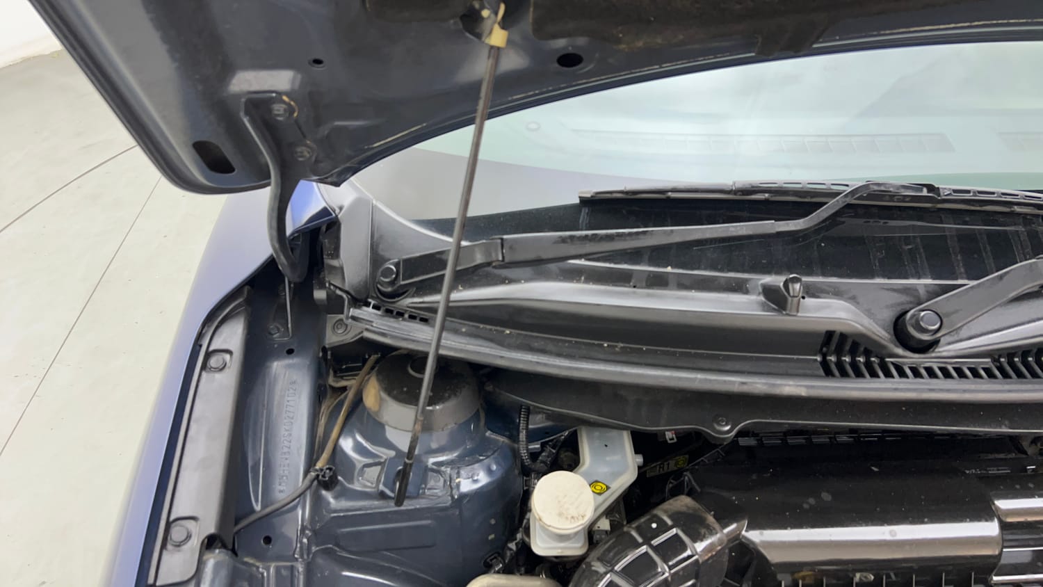 Used 2019 Maruti Suzuki Baleno Zeta Petrol Manual engine ENGINE RIGHT SIDE HINGE & APRON VIEW
