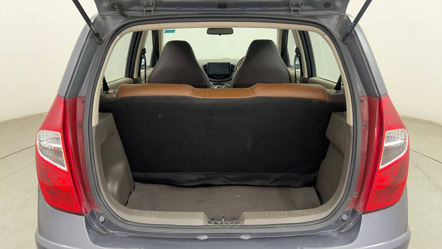 Used 2013 Hyundai i10 Magna 1.1 iRDE2 Petrol Manual interior DICKY INSIDE VIEW