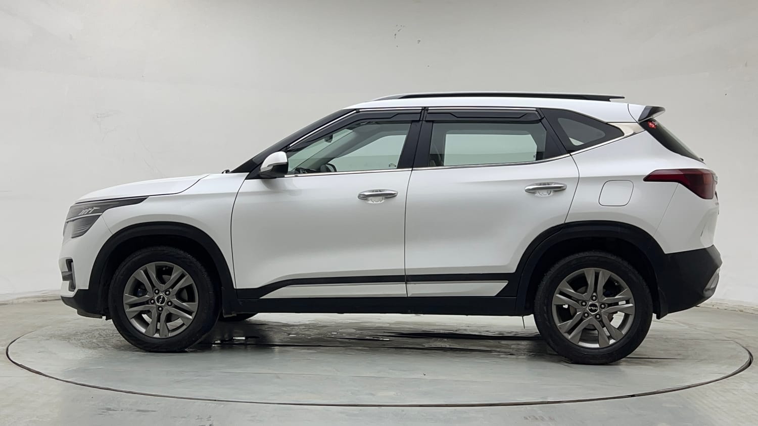 Used 2023 Kia Seltos HTX 1.5 Petrol Manual exterior LEFT SIDE VIEW