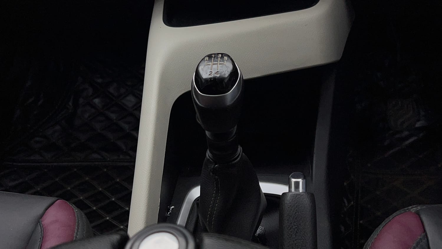Used 2023 Nissan Magnite XL Petrol+Cng (Outside fitted) Cng Manual interior GEAR  KNOB VIEW