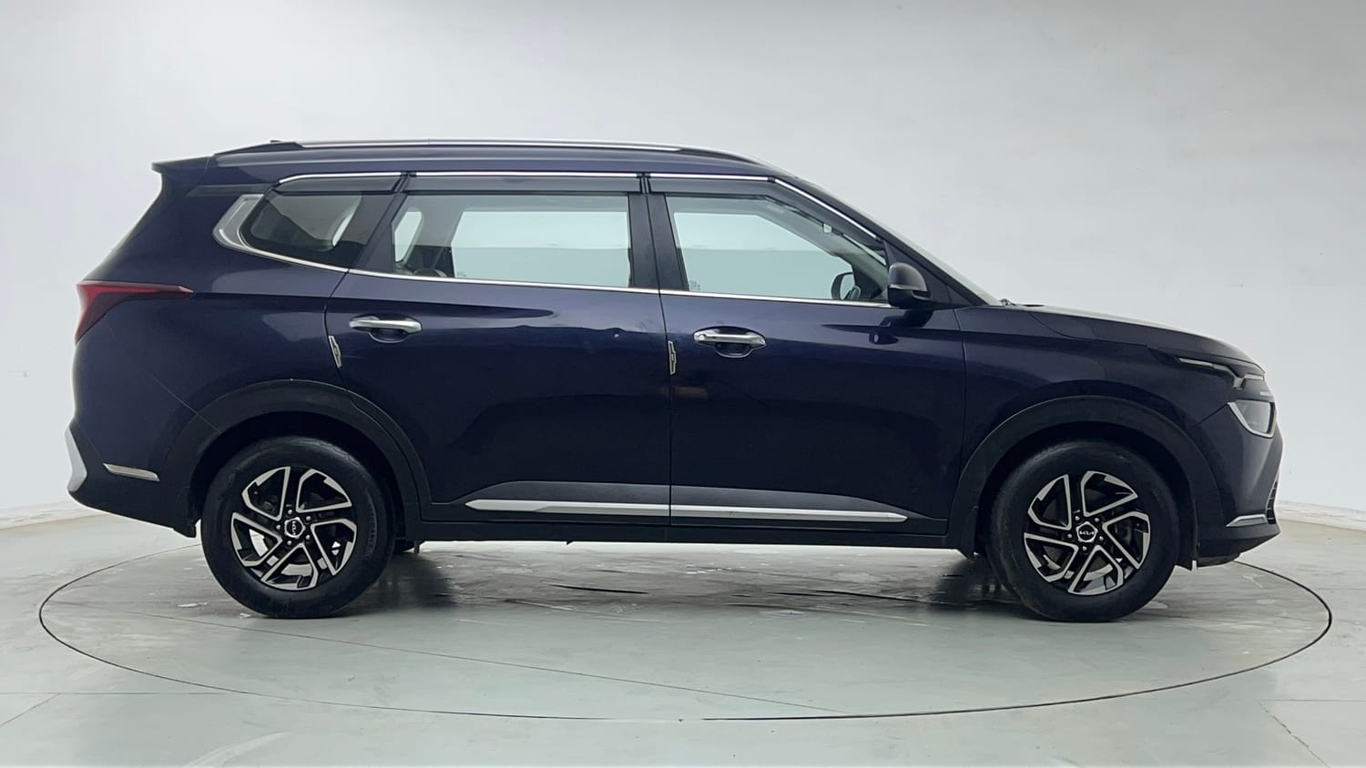 Used 2022 Kia Carens Luxury Plus 1.5 Diesel AT 7 STR Diesel Automatic exterior RIGHT SIDE VIEW