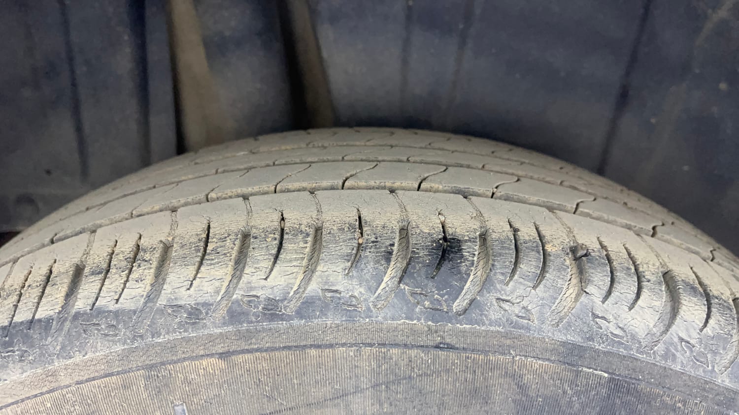 Used 2022 Maruti Suzuki XL6 Alpha MT Petrol Petrol Manual tyres RIGHT REAR TYRE TREAD VIEW