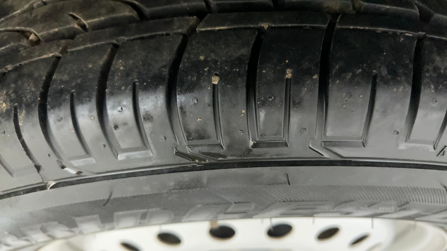 Used 2023 Mahindra XUV 300 W4 1.2 Petrol Petrol Manual tyres RIGHT REAR TYRE TREAD VIEW