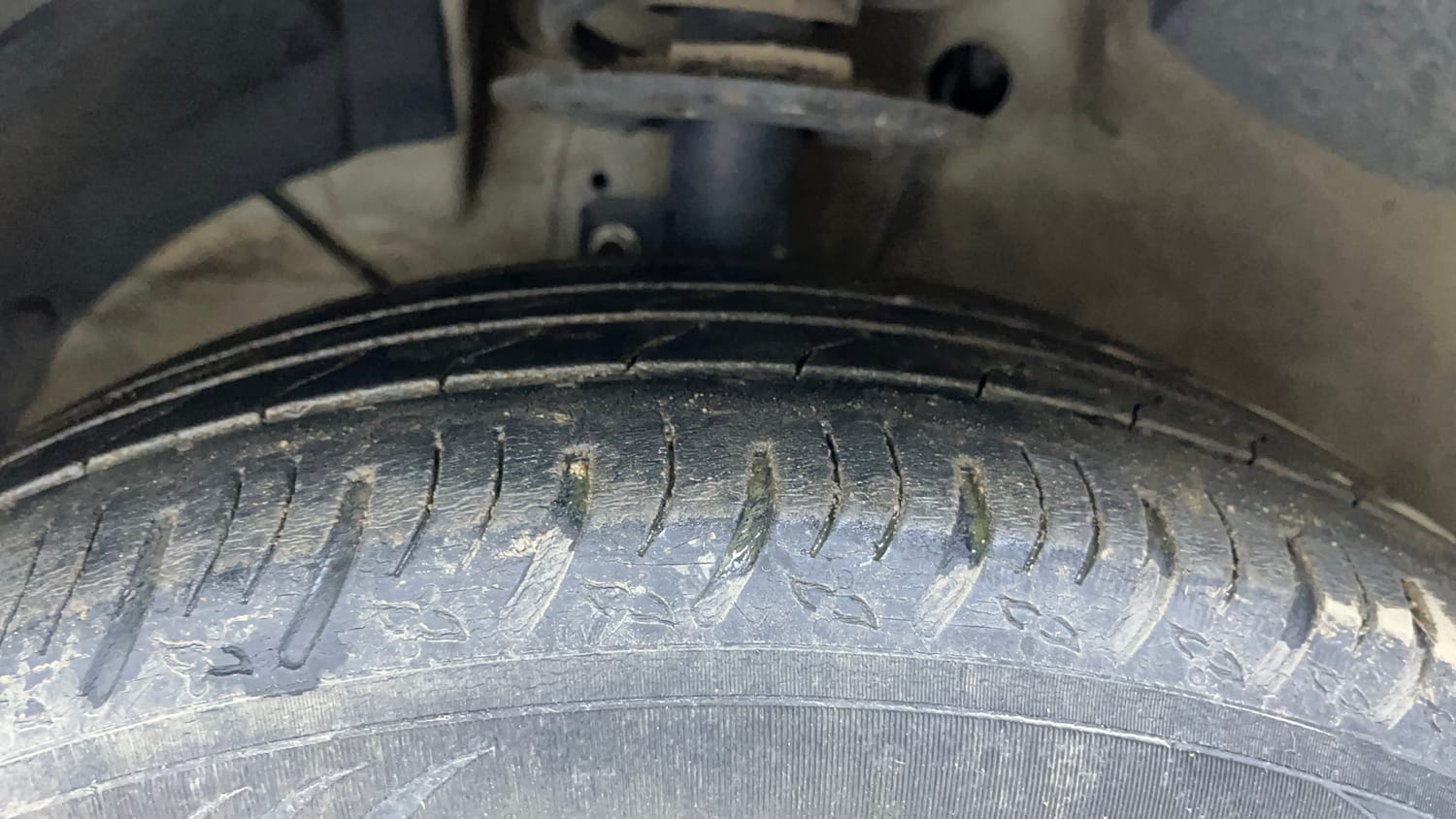 Used 2022 Maruti Suzuki XL6 Alpha MT Petrol Petrol Manual tyres LEFT FRONT TYRE TREAD VIEW