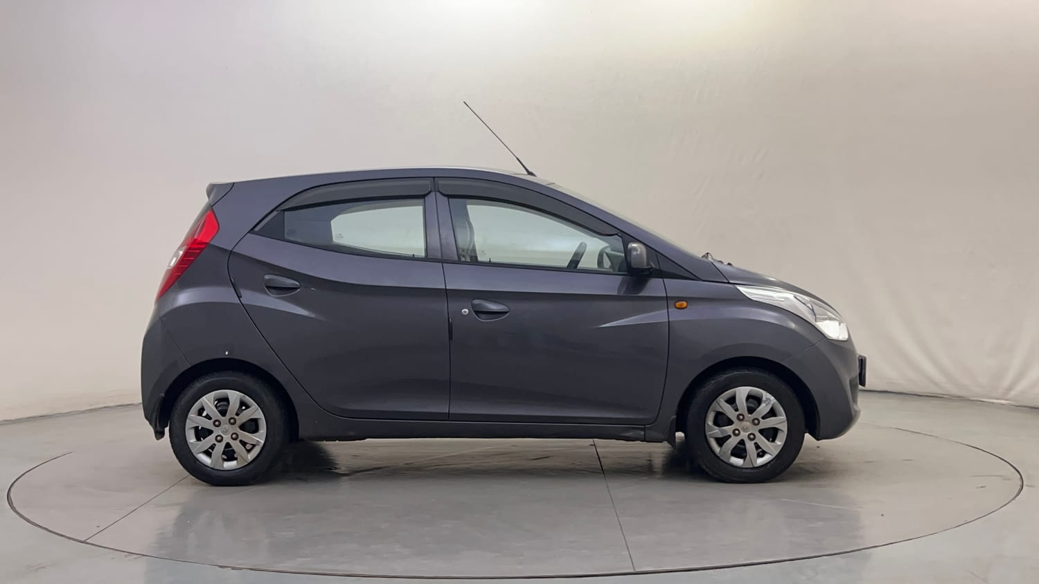 Used 2017 hyundai Eon Magna+ (O) Petrol Manual exterior RIGHT SIDE VIEW