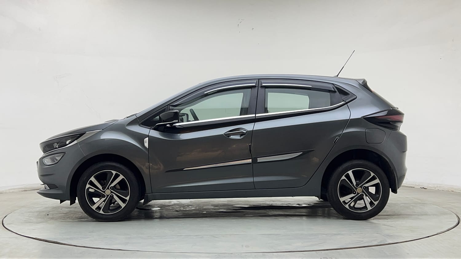 Used 2024 Tata Altroz XZ Petrol Petrol Manual exterior LEFT SIDE VIEW