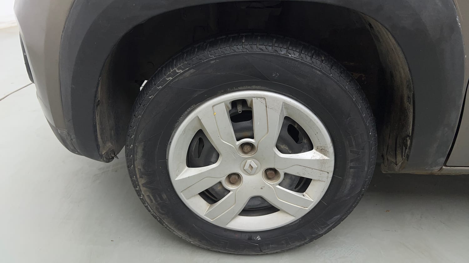 Used 2017 Renault Kwid 1.0 RXL AMT Petrol Automatic tyres LEFT FRONT TYRE RIM VIEW