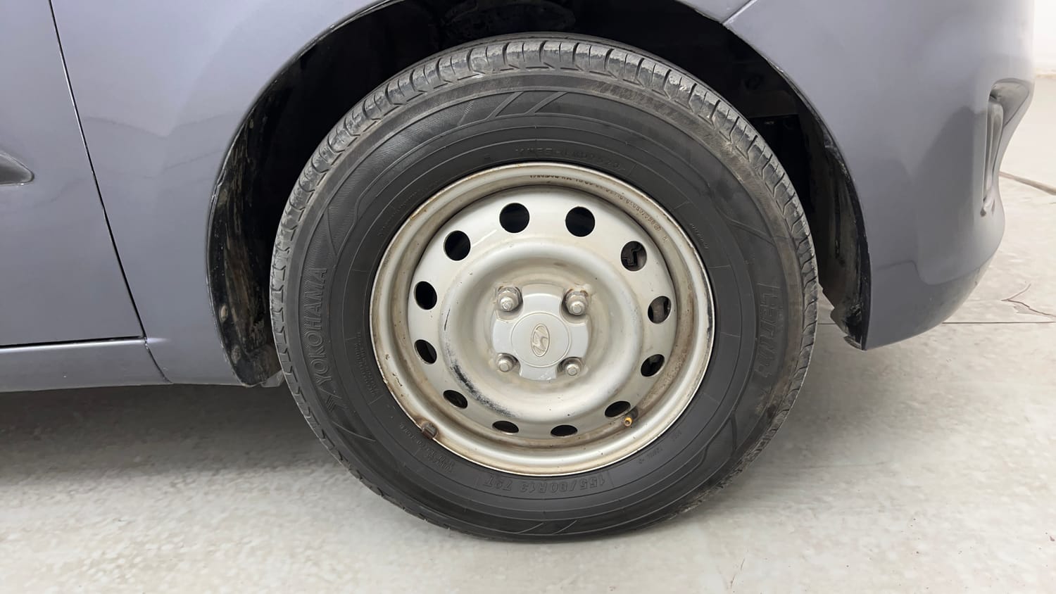 Used 2013 Hyundai i10 Magna 1.1 iRDE2 Petrol Manual tyres RIGHT FRONT TYRE RIM VIEW