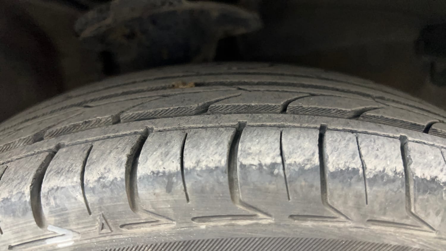 Used 2013 Hyundai i10 Magna 1.1 iRDE2 Petrol Manual tyres RIGHT FRONT TYRE TREAD VIEW