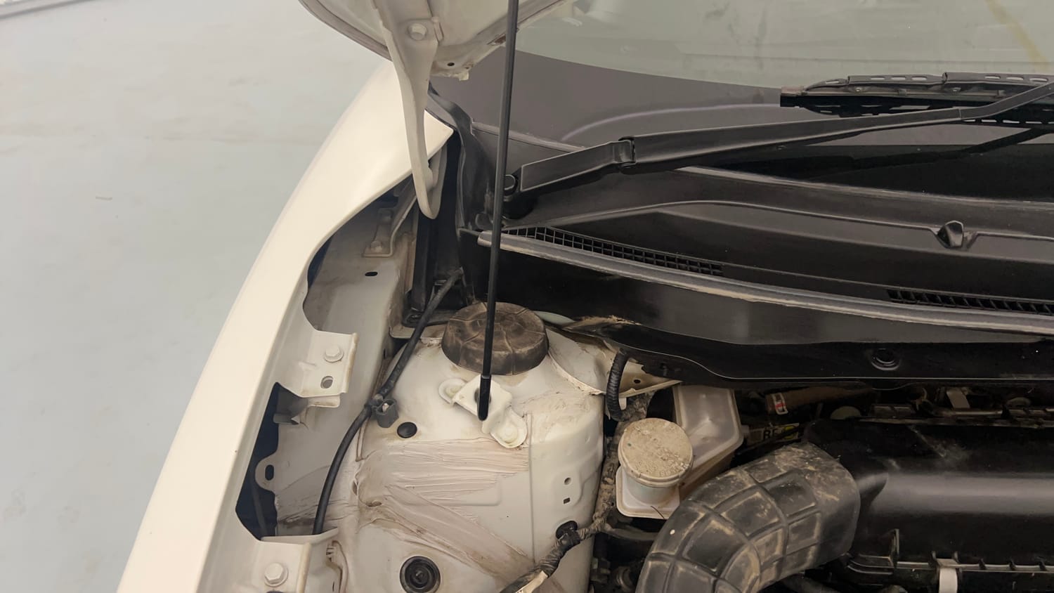 Used 2022 Maruti Suzuki Dzire ZXi Plus Petrol Manual engine ENGINE RIGHT SIDE HINGE & APRON VIEW
