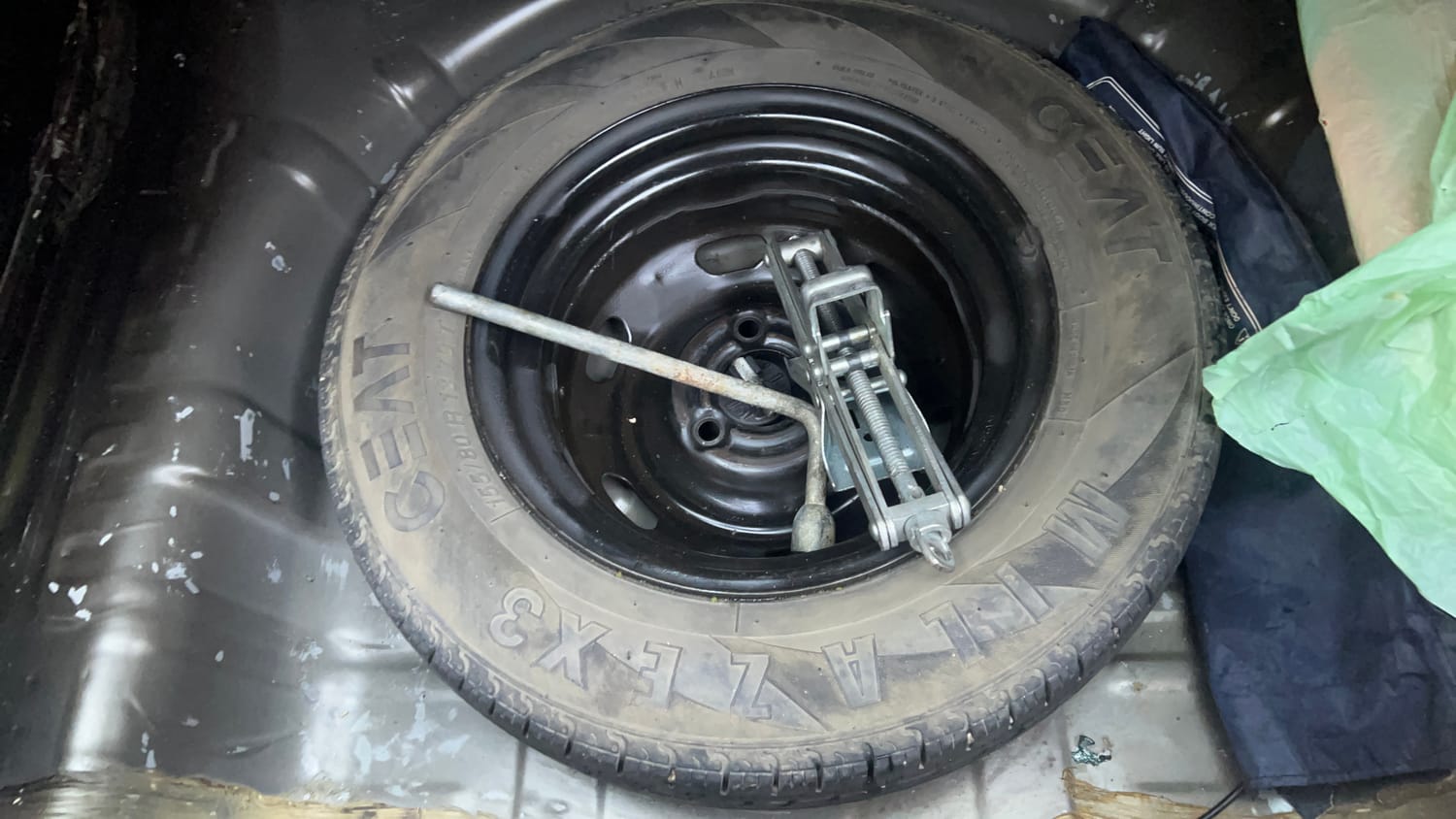 Used 2017 Renault Kwid RXL Petrol Manual tyres SPARE TYRE VIEW