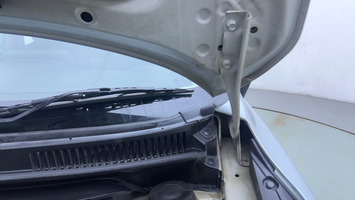 Used 2023 Toyota Glanza S AMT Petrol Automatic engine ENGINE LEFT SIDE HINGE & APRON VIEW