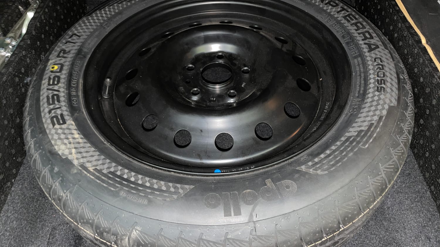Used 2025 Toyota Urban Cruiser Hyryder G (O) AT NeoDrive Petrol Automatic tyres SPARE TYRE VIEW