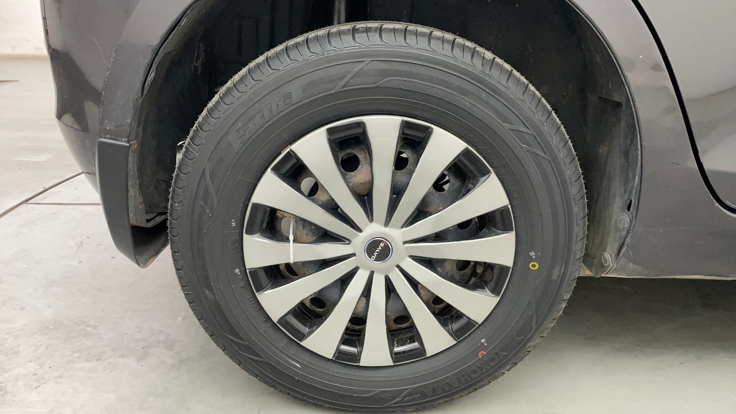 Used 2016 Maruti Suzuki Swift VDi (O) Diesel Manual tyres RIGHT REAR TYRE RIM VIEW