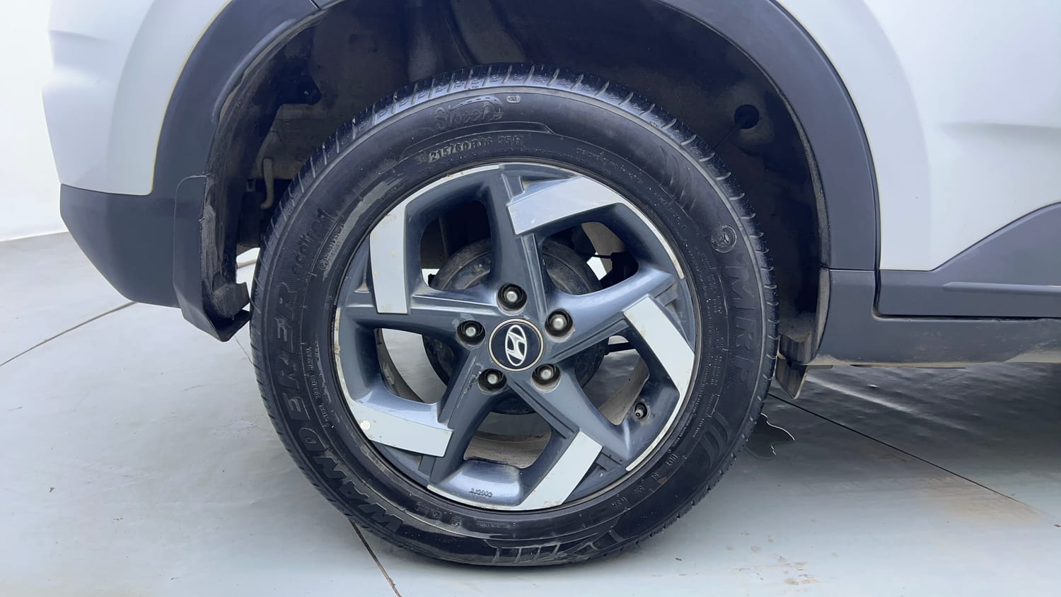 Used 2019 Hyundai Venue SX Plus 1.0 Turbo DCT Petrol Automatic tyres RIGHT REAR TYRE RIM VIEW