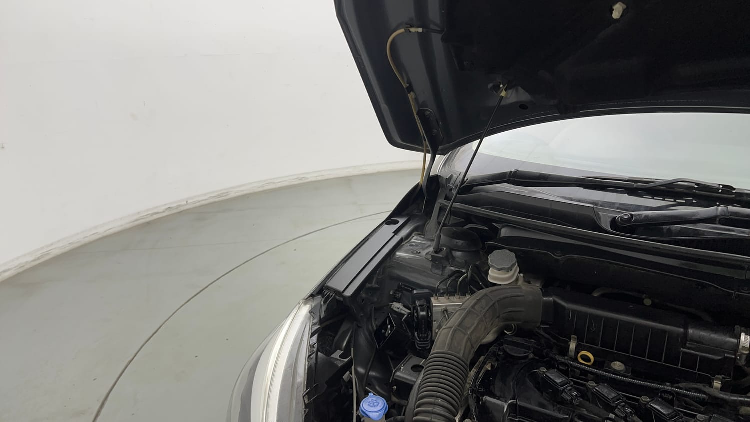 Used 2020 Maruti Suzuki Ciaz Alpha 1.5 AT Petrol Automatic engine ENGINE RIGHT SIDE HINGE & APRON VIEW