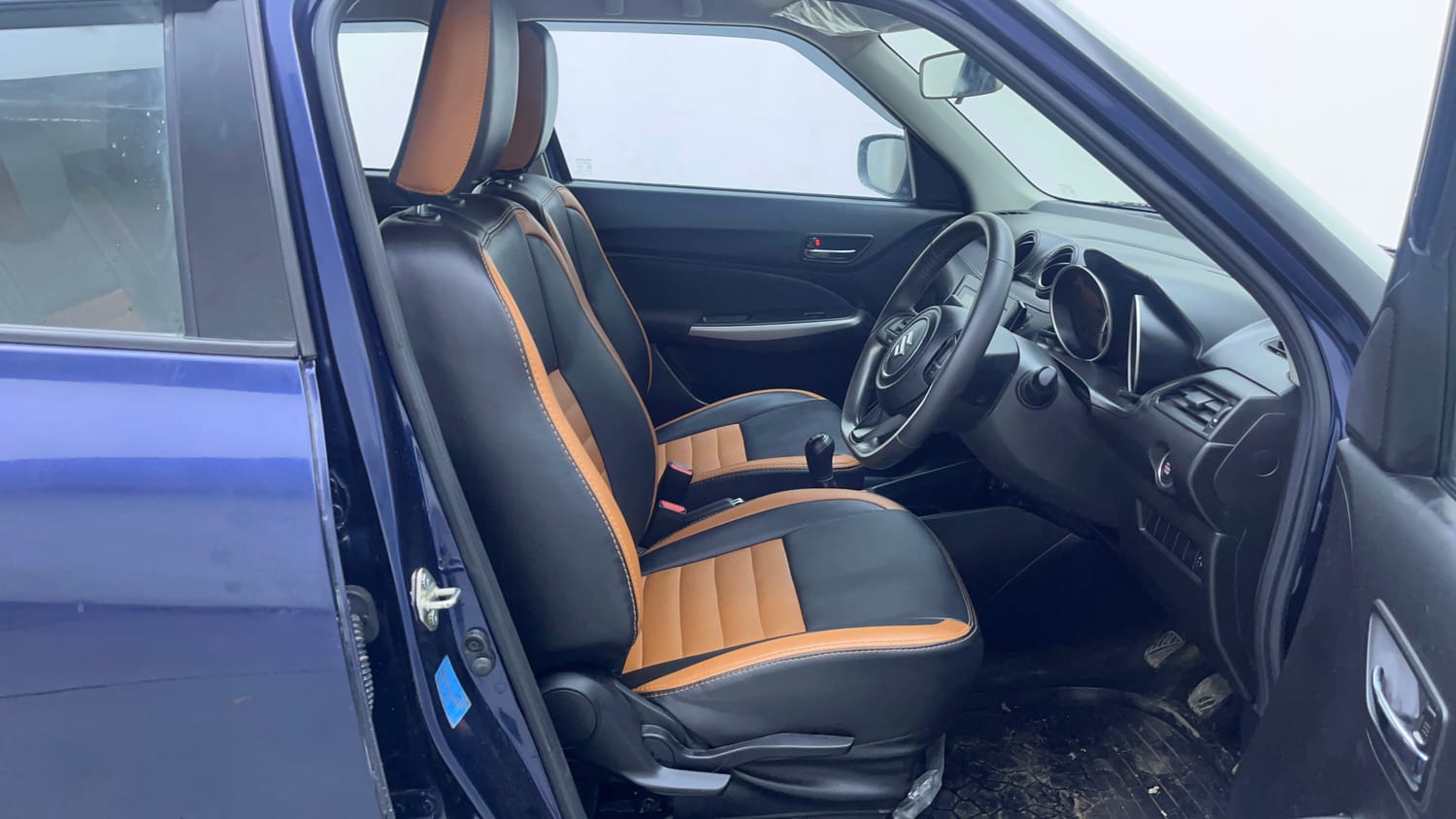 Used 2022 Maruti Suzuki Swift ZXi Petrol Manual interior RIGHT SIDE FRONT DOOR CABIN VIEW