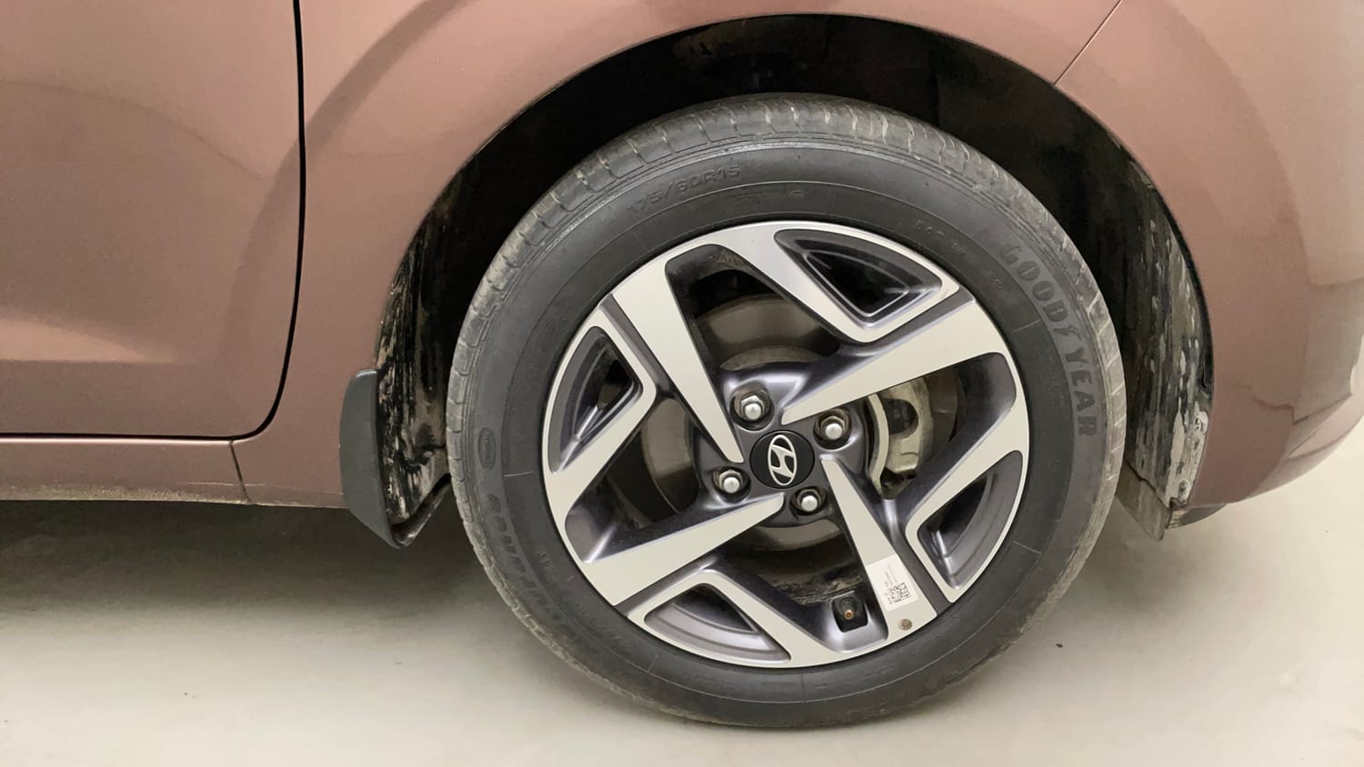 Used 2022 Hyundai Aura SX Plus 1.2 AMT Petrol Petrol Automatic tyres RIGHT FRONT TYRE RIM VIEW