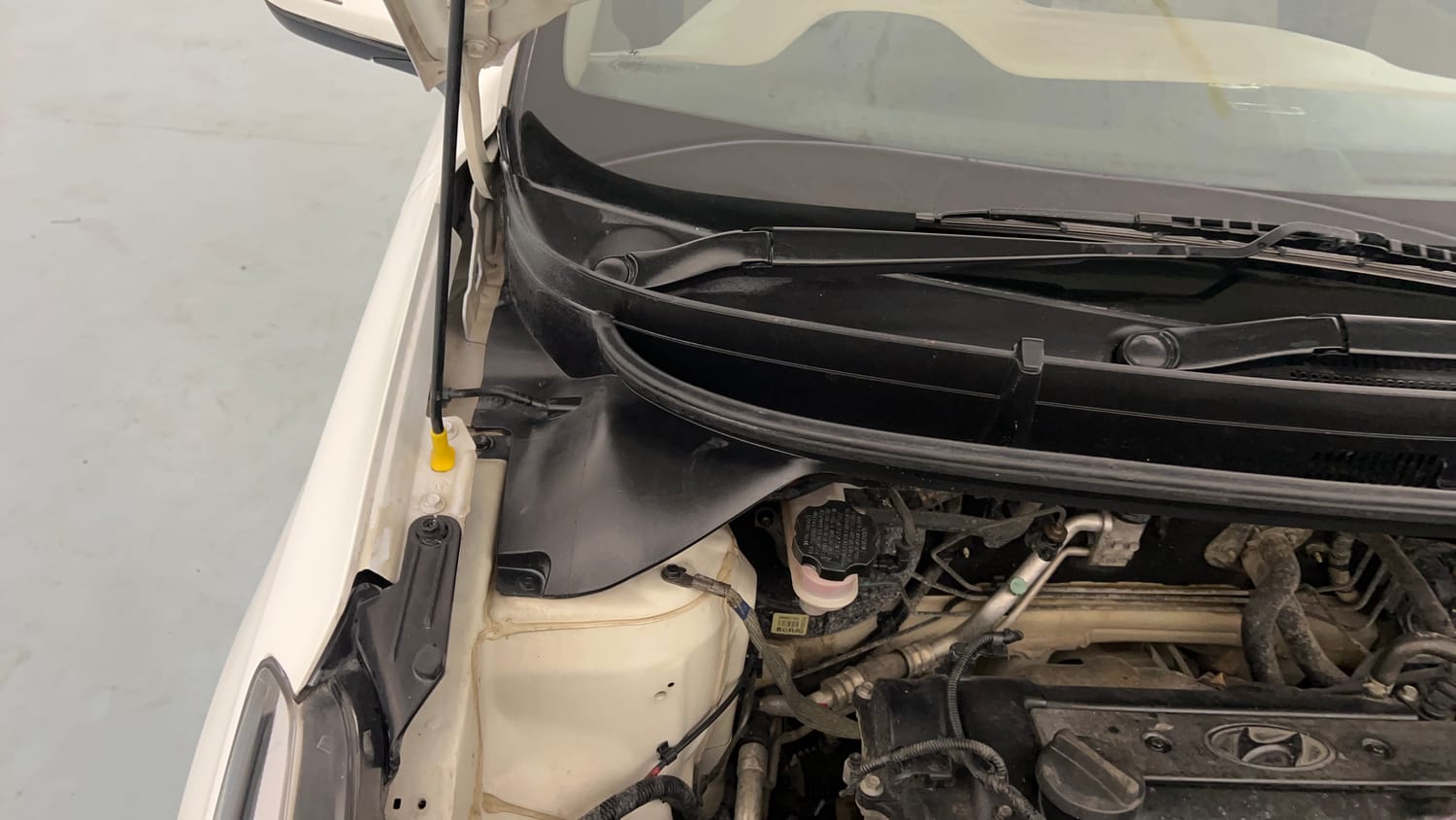 Used 2015 Hyundai Elite i20 Asta 1.2 Petrol Manual engine ENGINE RIGHT SIDE HINGE & APRON VIEW