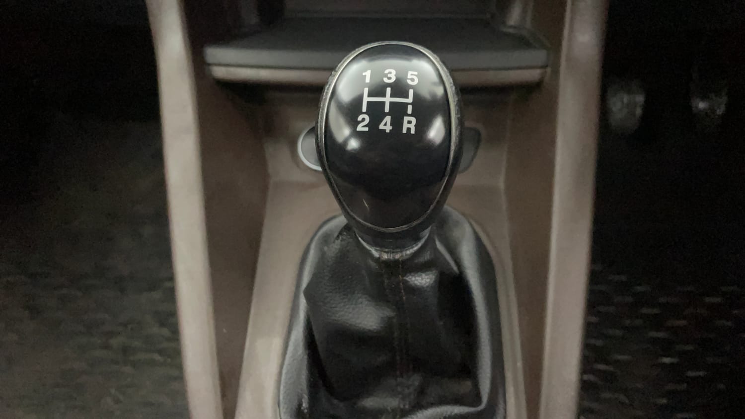 Used 2018 Ford Freestyle Titanium 1.2 Ti-VCT Petrol Manual interior GEAR  KNOB VIEW