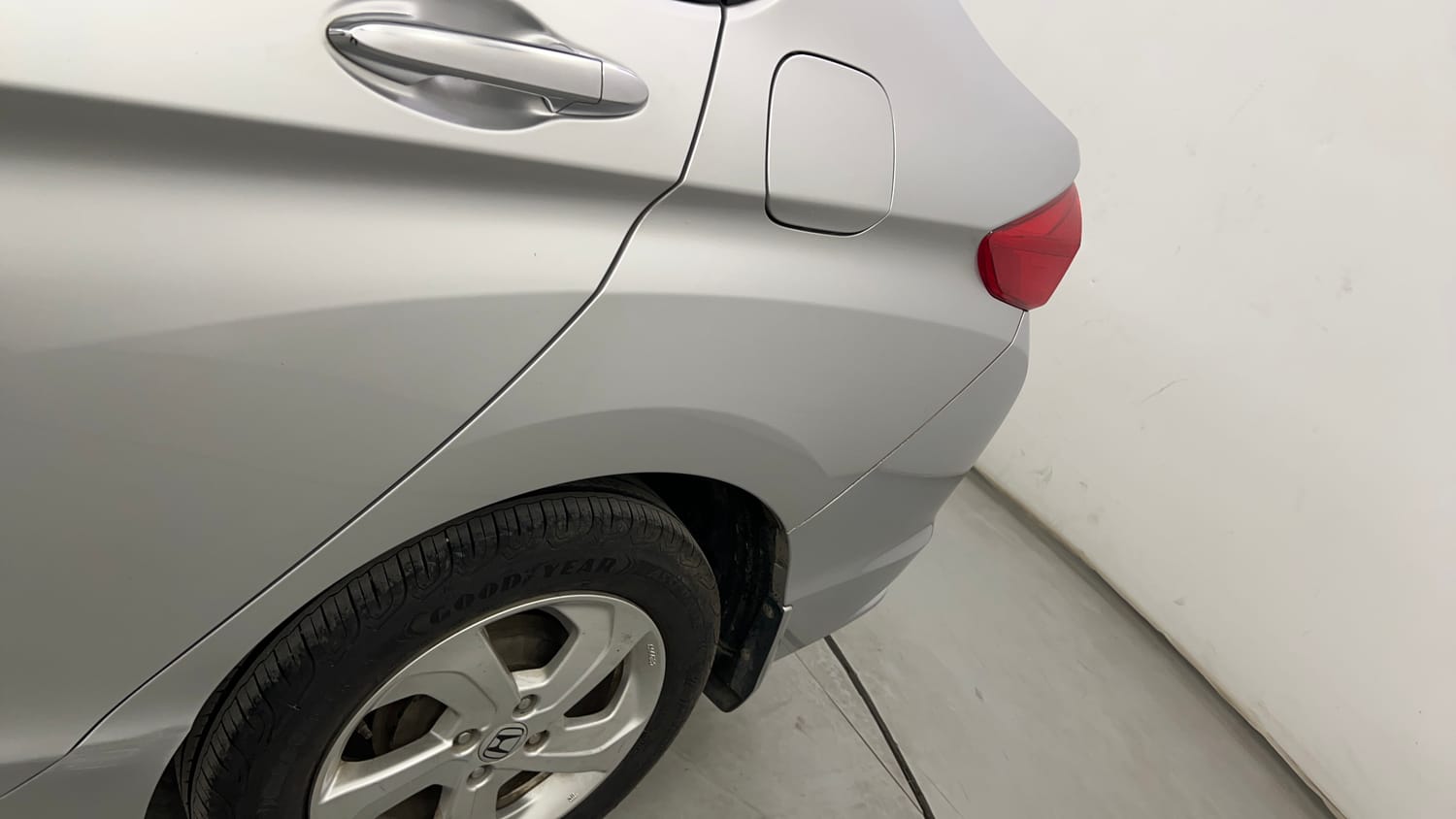 Used 2016 Honda City V Petrol Manual dents MINOR SCRATCH