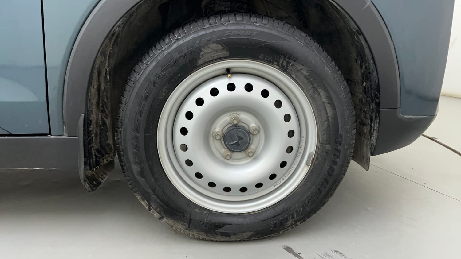 Used 2023 Mahindra XUV 300 W4 1.2 Petrol Petrol Manual tyres RIGHT FRONT TYRE RIM VIEW