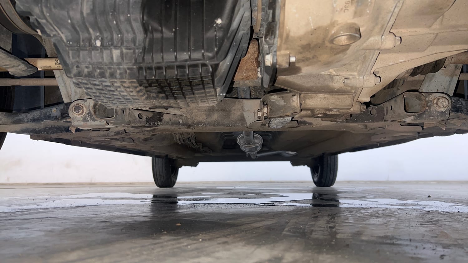 Used 2020 Renault Kwid RXT (O) 1.0 SCE Edition Petrol Manual extra FRONT LEFT UNDERBODY VIEW