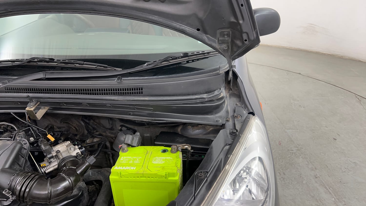 Used 2013 Hyundai i10 Magna 1.1 iRDE2 Petrol Manual engine ENGINE LEFT SIDE HINGE & APRON VIEW